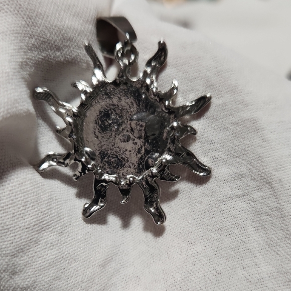 SILVER SUN PENDANT WITH BLACK CENTER. - Picture 2 of 3